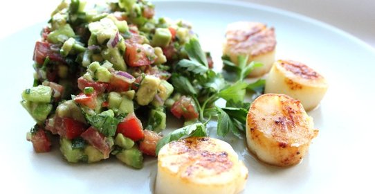 Гребешки с тартаром из авокадо