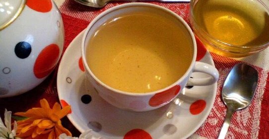 Шиповниковый чай с лепестками календулы