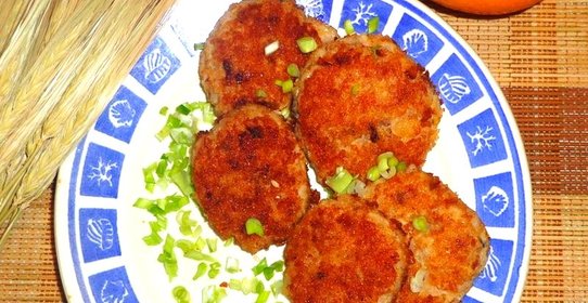 Рыбные биточки с красным рисом
