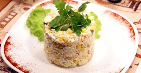 Салат «Сухарики и крабовые палочки»