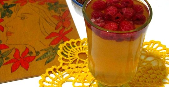 Зеленый чай с ягодами малины