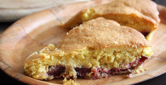 Кукурузный пирог со сливами