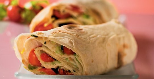 Лаваш, начиненный салатом Острая и кровавая Мэри