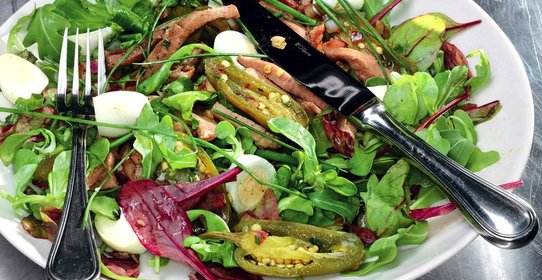 Свинина с зеленью и имбирным соусом