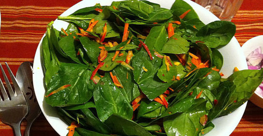 Салат из молодой моркови и шпината