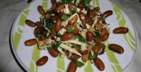 Салат фасоль с сухарями сыром и чесноком