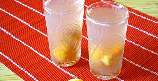 Компот из абрикосов и вишни