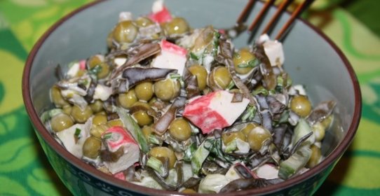 Салат из морской капусты с зеленым горошком, плавленым сыром и крабовыми палочками