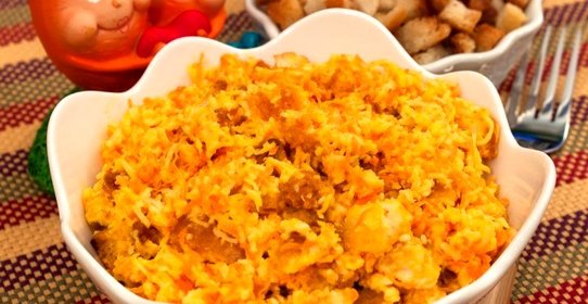 Салат с сухариками, сыром и морковкой