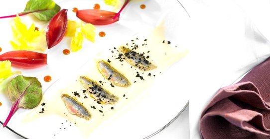 Жареная барабулька и лук со вкусом винограда «изабелла»