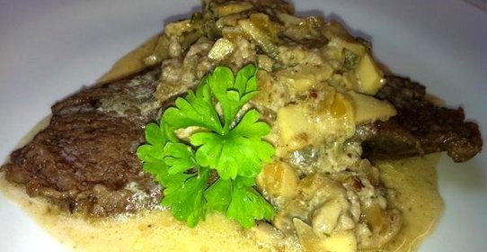 Говядина в сливочно-грибном соусе