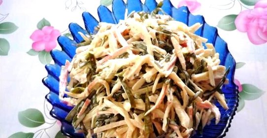Салат с морской капустой и крабовыми палочками