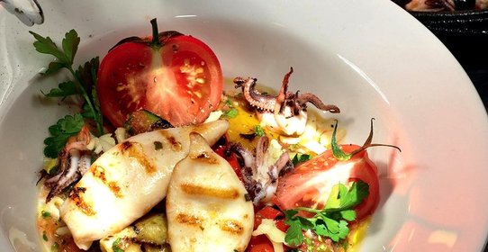 Салат с кальмарами, овощами и копченым сыром