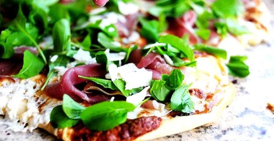 Пицца с ветчиной и аругулой