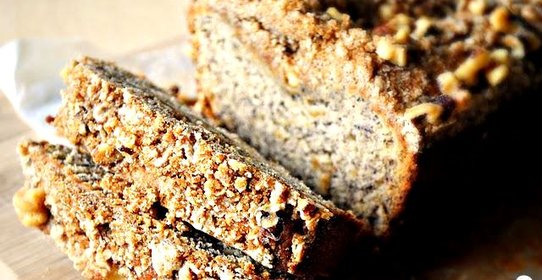 Банановый хлеб с корицей и орехами
