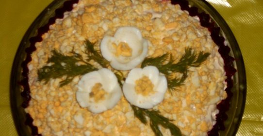 Салат с ананасами и сухариками