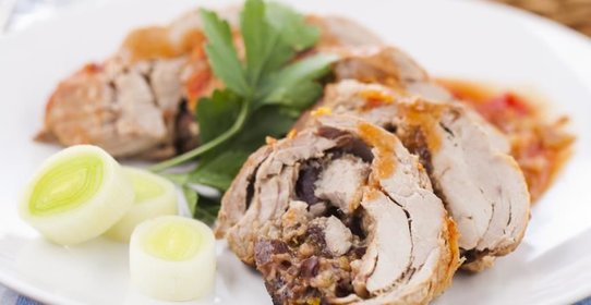 Свиное филе, фаршированное сливами в мультиварке