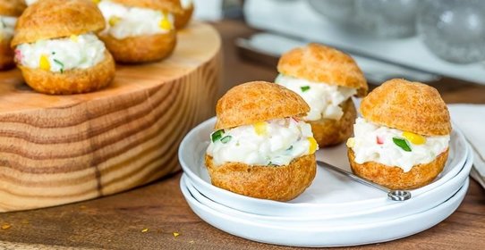 Профитроли с начинкой из крабового салата