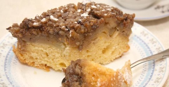 Яблочная шарлотка с грецкими орехами