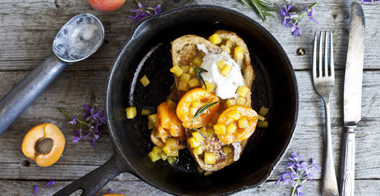 Сладкая брускетта с ананасами и абрикосами