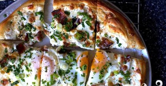 Пицца на завтрак с беконом, сыром и яйцами
