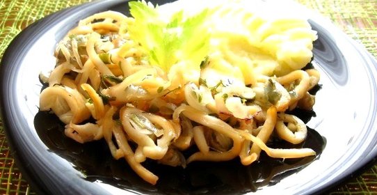 Кальмары с картофельным пюре