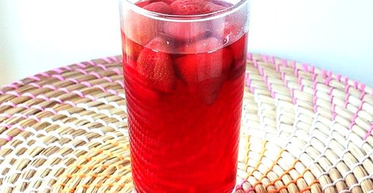 Компот из замороженной клубники и ежевики