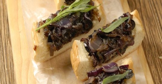 Хлеб с карамелизованным луком