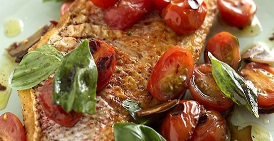 Морская рыба с томатами и зеленью