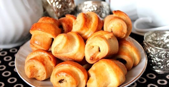 Мини-рогалики с черносливом и орехами