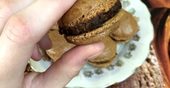 Пирожные макарон на миндальной муке