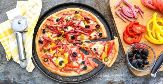 Пицца с копченой колбасой