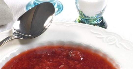 Компот из ревеня и клубники со свежей мятой