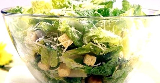 Нежный салат «Цезарь» с сухариками и курицей