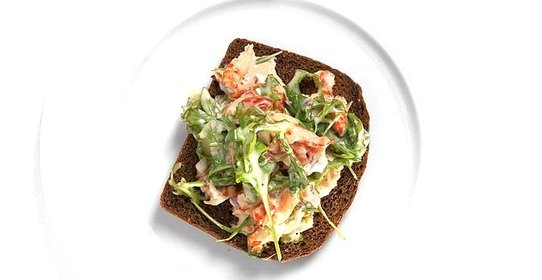 Тосты из ржаного хлеба с раковым салатом