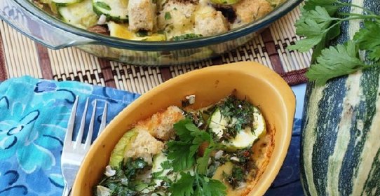Кабачковая запеканка с сыром и белым хлебом.