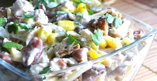 Салат с беконом и сухариками