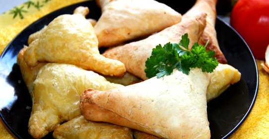 Самса с луком и курицей