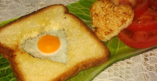 Яичница в хлебе в форме сердца