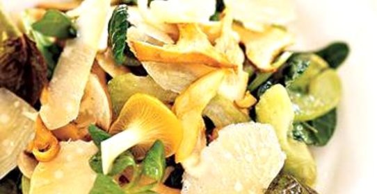 Салат с грибами, сельдереем и сыром