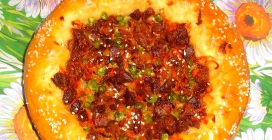Дрожжевой пирог с мясом и овощами