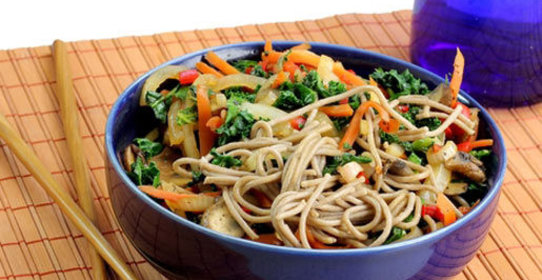 Гречневая лапша с хрустящими овощами и соевым соусом