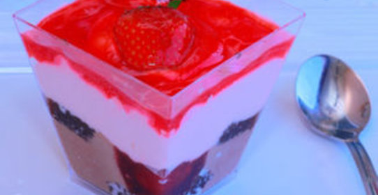 Десерт из мороженого с клубничным сиропом