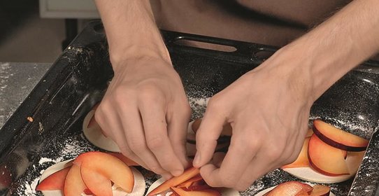 Пирожные со сливами и козьим сыром