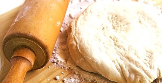 Быстрое тесто для пиццы без дрожжей