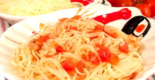 Спагетти с креветками и помидорами
