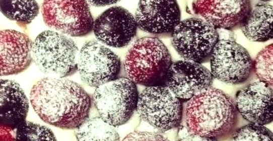 Торт из печенья с маскарпоне и ягодами