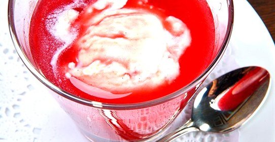 Компот из слив, малины и красного вина с ванильными взбитыми сливками