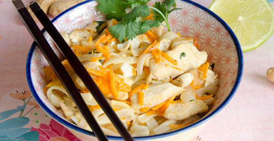 Курица с рисовой лапшой по-тайски
