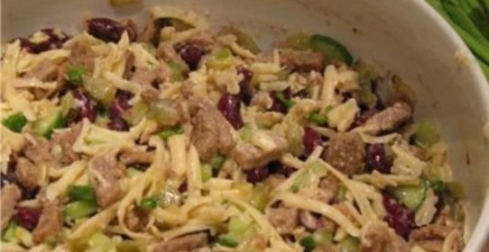 Салат с фасолью и сухариками